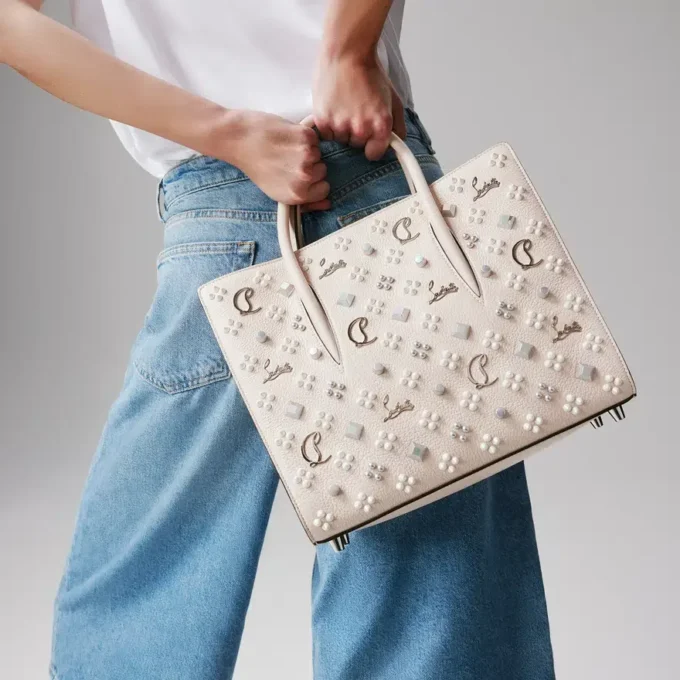 Paloma Medium – Top Handle Bag – Grained Calf Leather and Spikes Loubinthesky – Leche