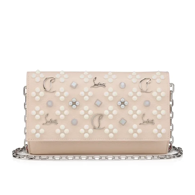Paloma – Wallet on a Chain – Grained Calf Leather and Spikes Loubinthesky – Leche